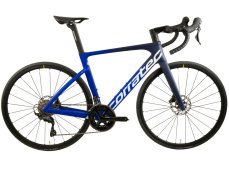 Corratec CCT Team Elite (Modrá) 2025 Průměr kol: 28" (700C), Výška rámu: (20" = 51cm), Velikost rámu: ML: SKLADEM