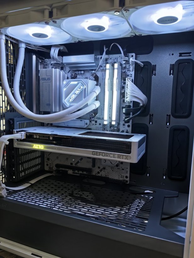 BOHEMIAPC GAMER ULTIMATE WHITE - Herní Ryzen 7 8700, 1TB M.2, RTX 5060 8GB, 32 GB DDR5, WIN 11 PRO, Wi-Fi - BCR7RTX506032GBDDR5